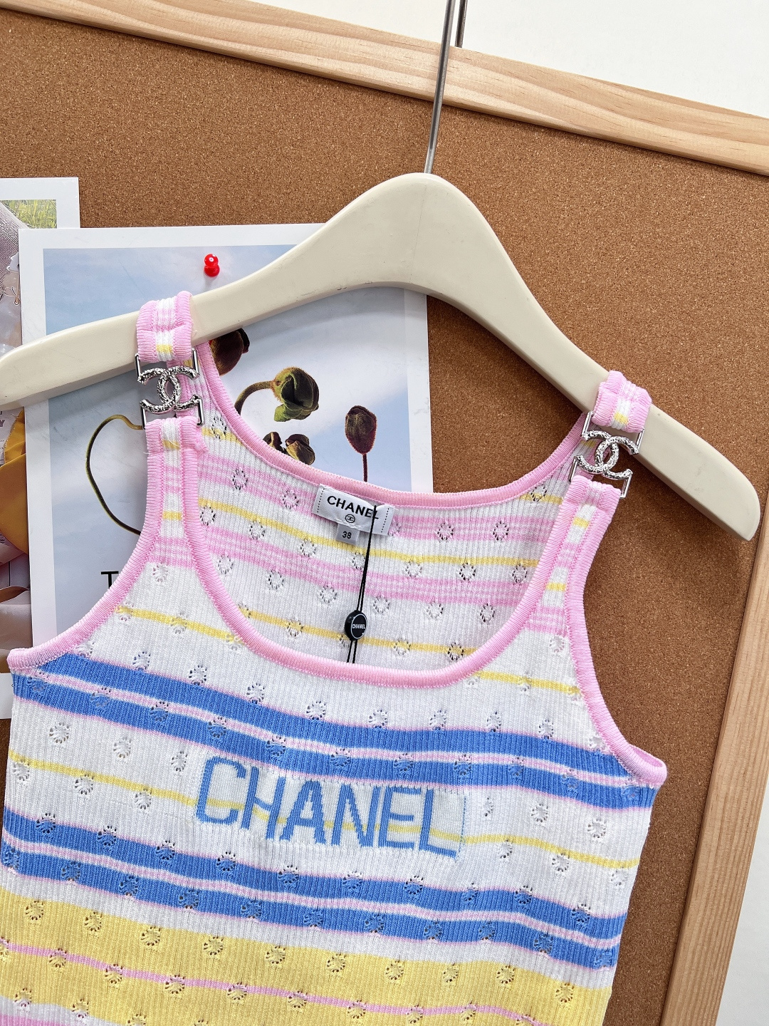 🆕CHANEL新款小香字母提花撞色针织吊带｜甜妹夏日本命单品！- 撞色条纹、镂空提花到胸前CHANEL字
