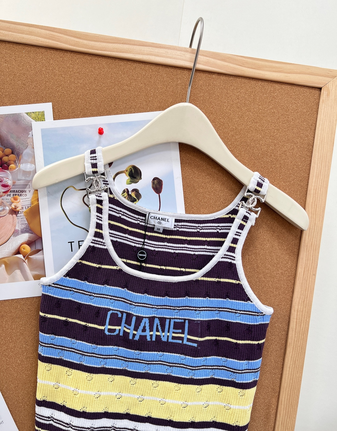 🆕CHANEL新款小香字母提花撞色针织吊带｜甜妹夏日本命单品！- 撞色条纹、镂空提花到胸前CHANEL字