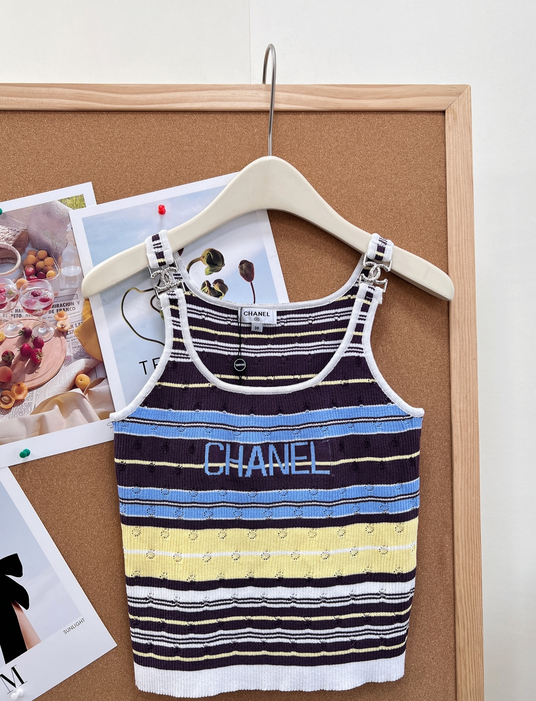 🆕CHANEL新款小香字母提花撞色针织吊带｜甜妹夏日本命单品！- 撞色条纹、镂空提花到胸前CHANEL字