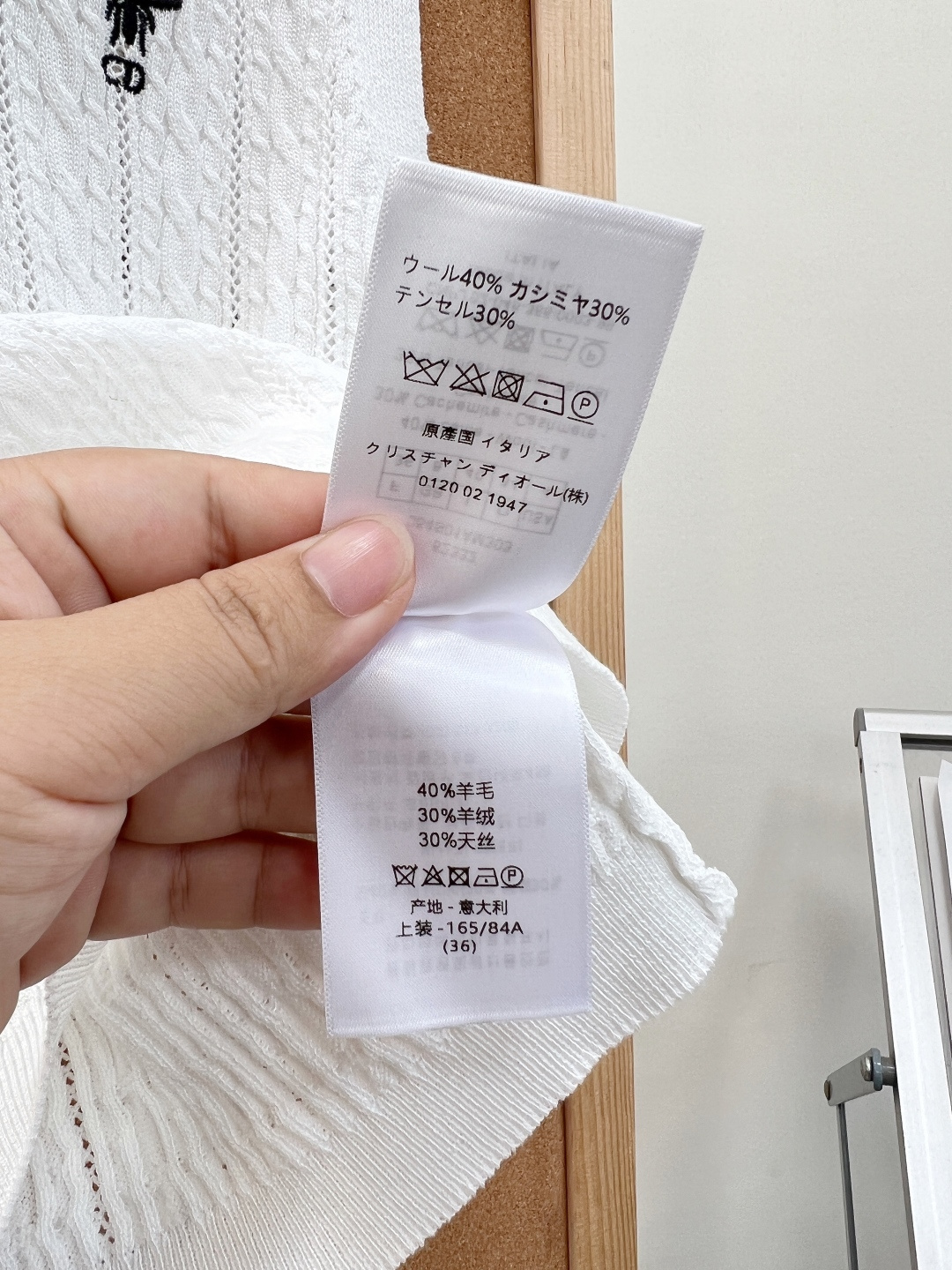 🆕Dior新款翻领小蜜蜂刺绣针织背心 。- 原版复刻质感，还原品牌标志性的翻领、绞花针织纹理与小蜜蜂刺绣