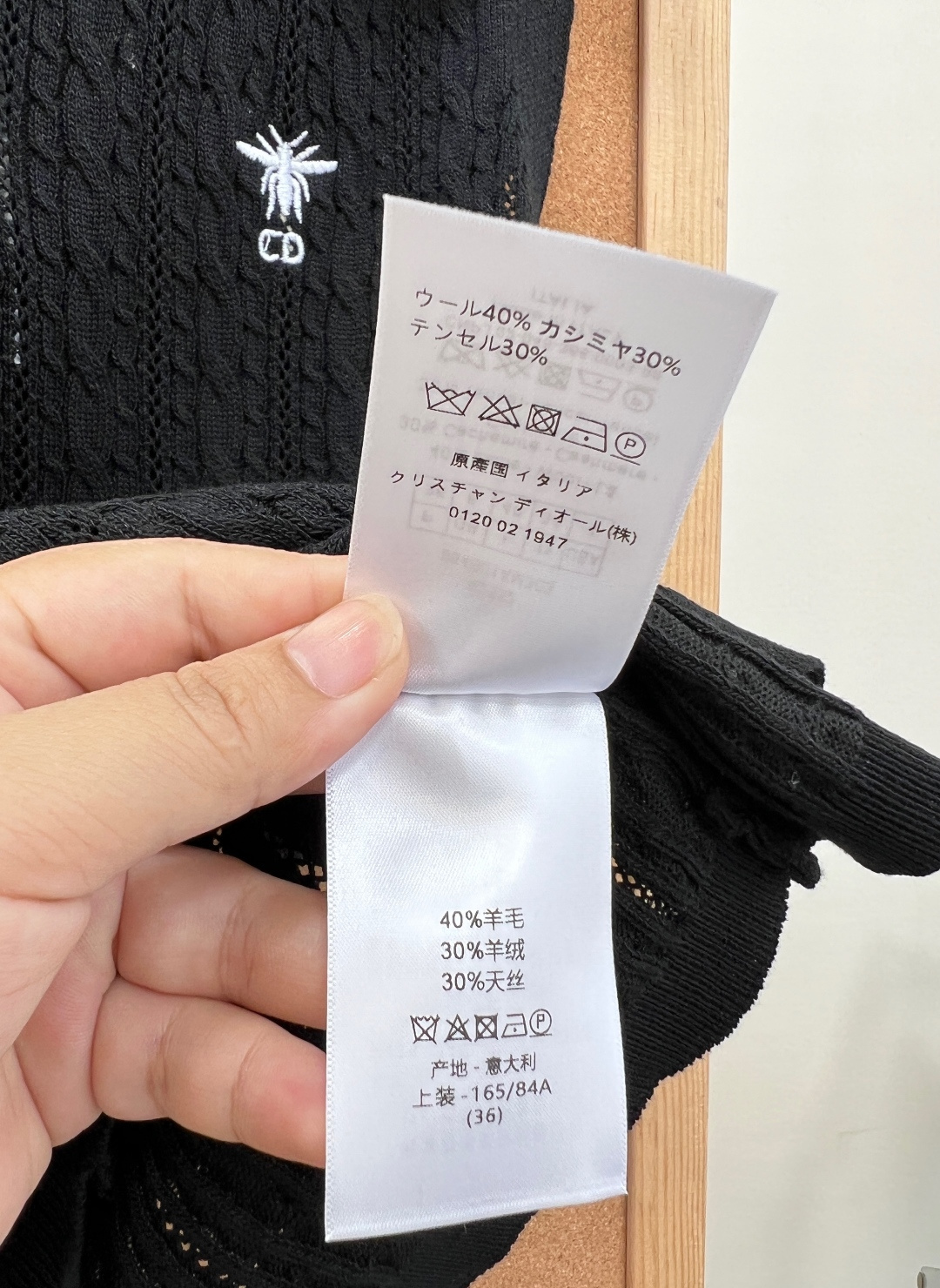 🆕Dior新款翻领小蜜蜂刺绣针织背心 。- 原版复刻质感，还原品牌标志性的翻领、绞花针织纹理与小蜜蜂刺绣