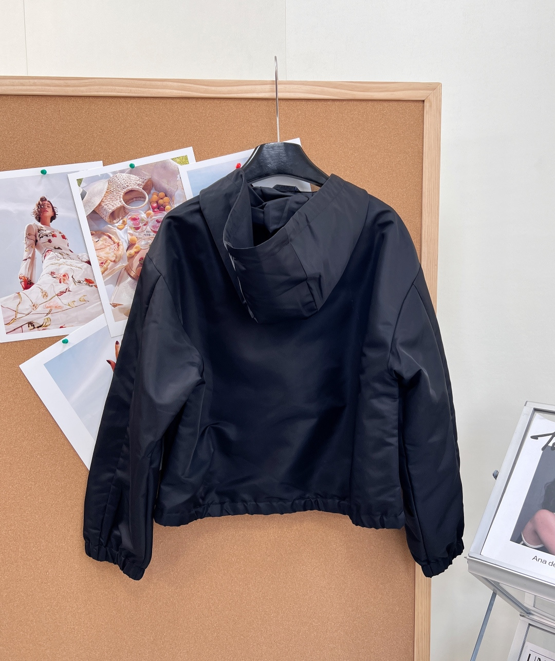 🆕Prada 再生尼龙连帽夹克，都市与户外的时髦刚需款！- 标志性再生尼龙面料：复刻Prada经典的再生