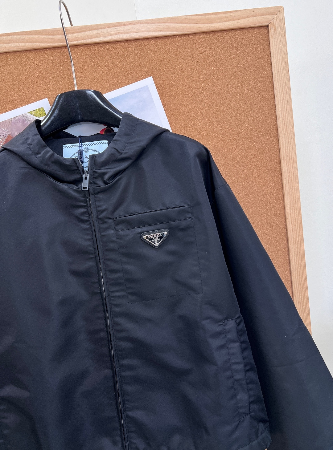 🆕Prada 再生尼龙连帽夹克，都市与户外的时髦刚需款！- 标志性再生尼龙面料：复刻Prada经典的再生
