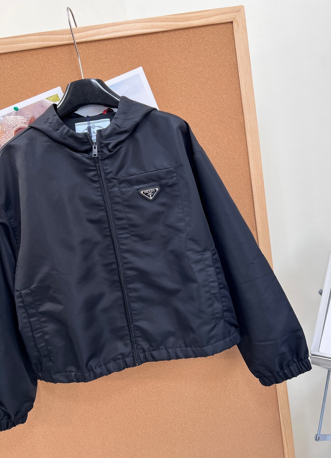 🆕Prada 再生尼龙连帽夹克，都市与户外的时髦刚需款！- 标志性再生尼龙面料：复刻Prada经典的再生