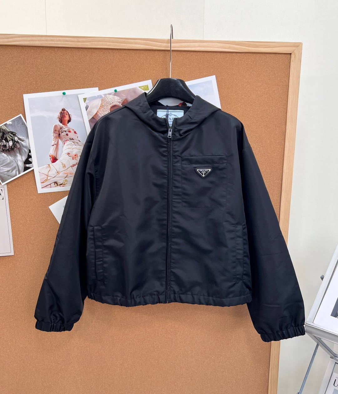 🆕Prada 再生尼龙连帽夹克，都市与户外的时髦刚需款！- 标志性再生尼龙面料：复刻Prada经典的再生