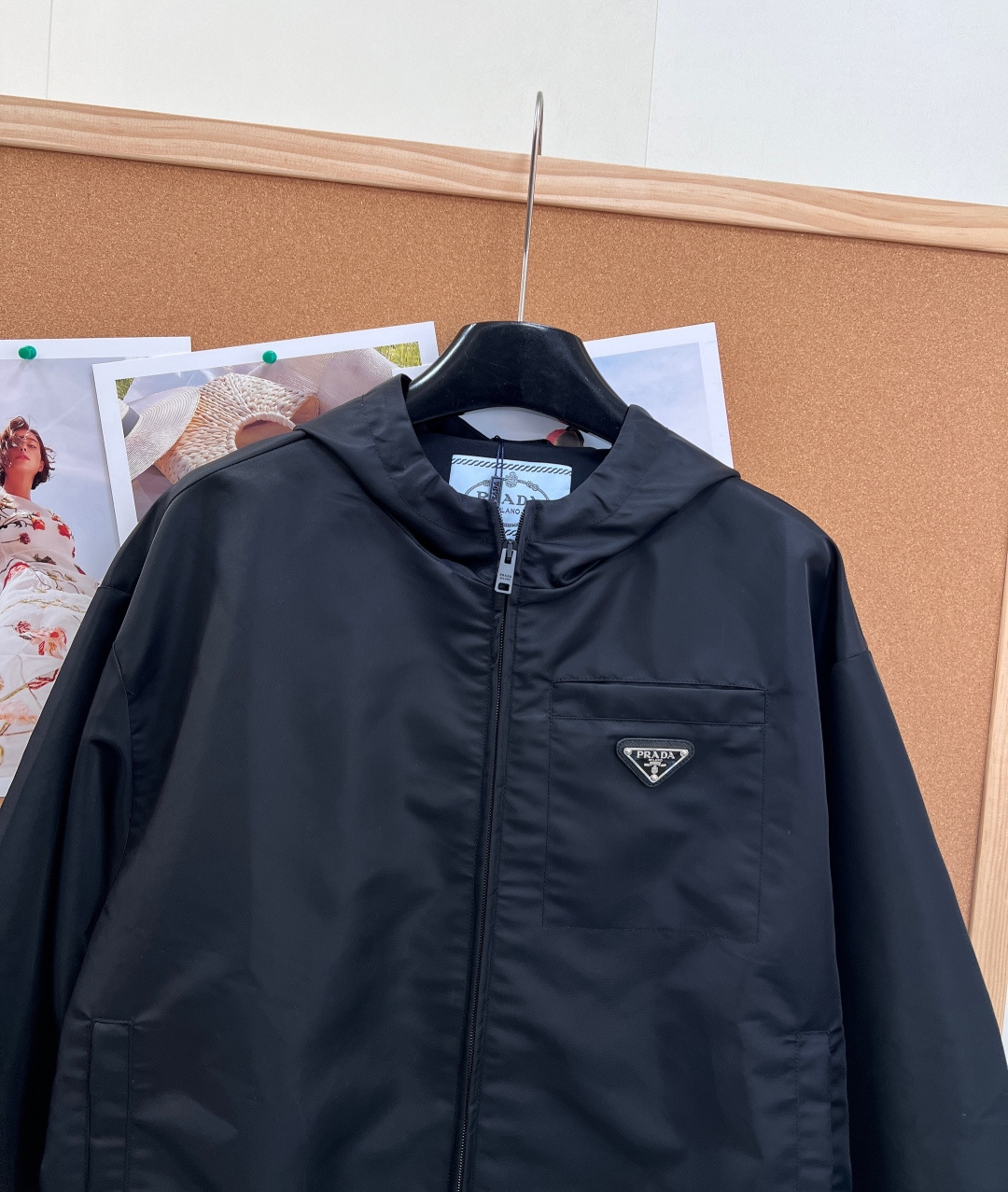 🆕Prada 再生尼龙连帽夹克，都市与户外的时髦刚需款！- 标志性再生尼龙面料：复刻Prada经典的再生