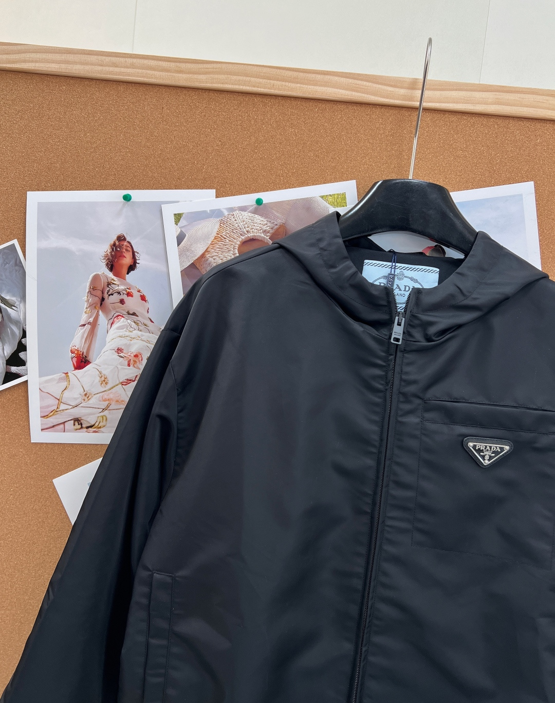 🆕Prada 再生尼龙连帽夹克，都市与户外的时髦刚需款！- 标志性再生尼龙面料：复刻Prada经典的再生