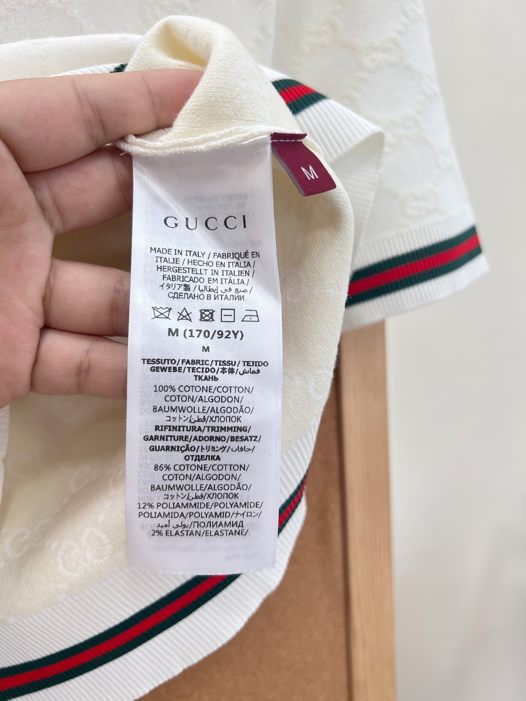 Gucci经典织带翻领GG提花针织Polo短袖，经典G家红绿织带标志性单品，自带复古轻奢滤镜。整件通体暗