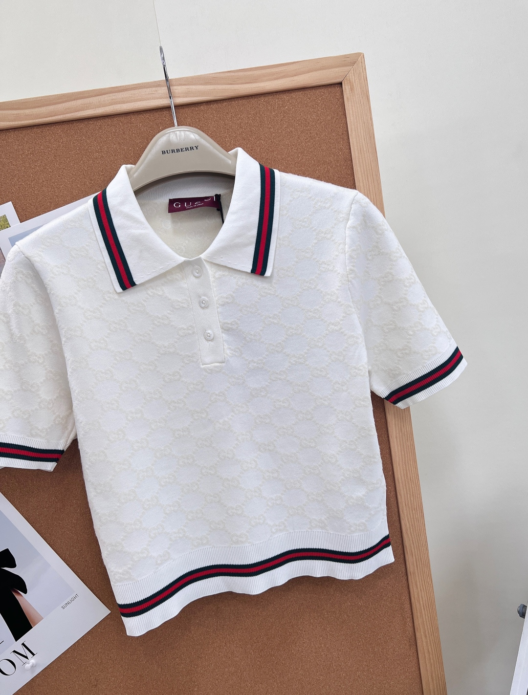 Gucci经典织带翻领GG提花针织Polo短袖，经典G家红绿织带标志性单品，自带复古轻奢滤镜。整件通体暗