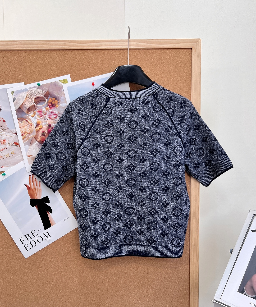 🆕LOUIS VUITTON26S经典满印老花圆领提花针织短袖 ，专柜同步春夏限定基础针织系列，整件满幅