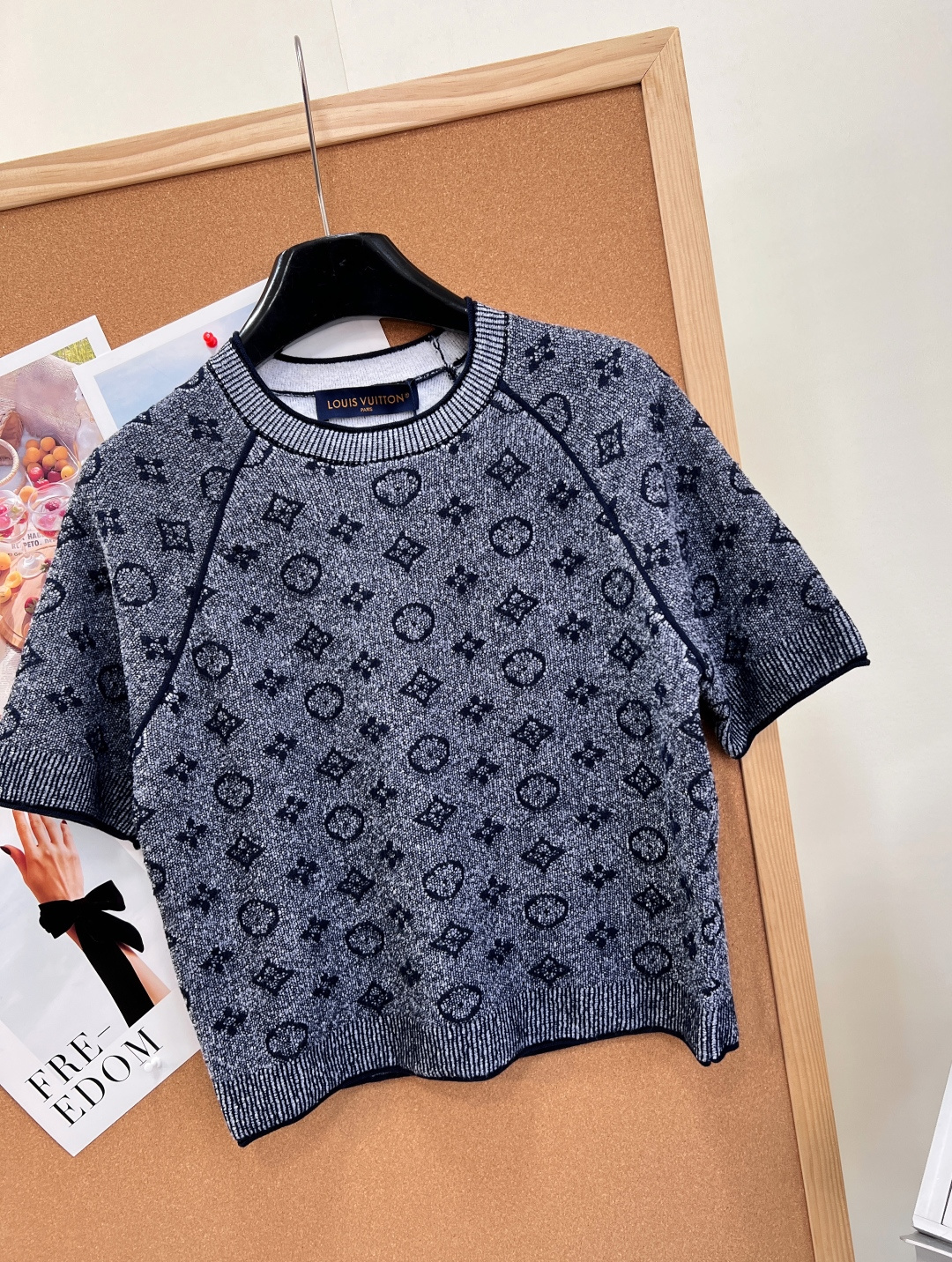 🆕LOUIS VUITTON26S经典满印老花圆领提花针织短袖 ，专柜同步春夏限定基础针织系列，整件满幅