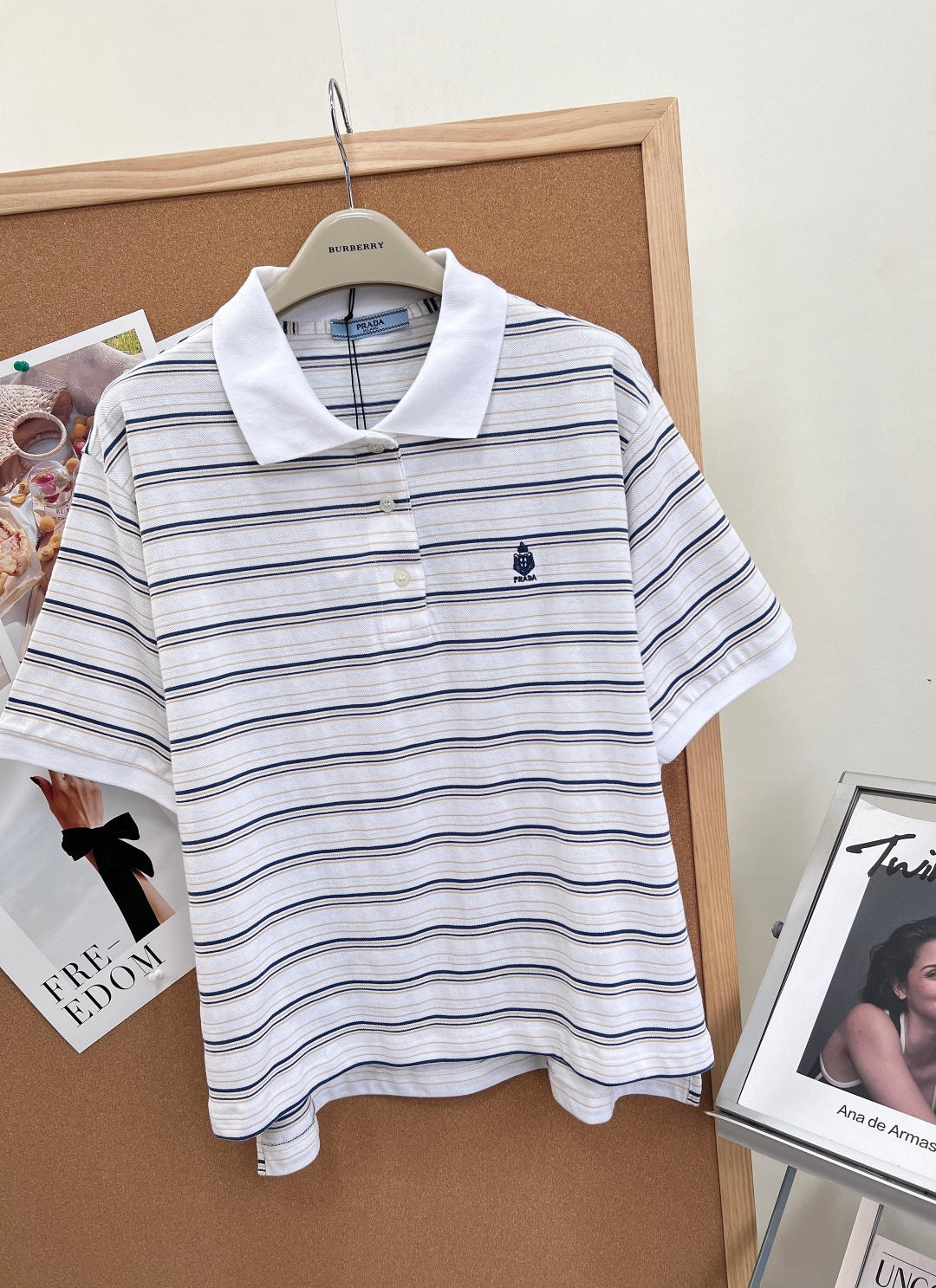 🆕Prada 2026春季条纹Polo领短袖，韩系简约松弛感天花板，把清爽极简轻奢感拿捏到位！面料甄选高