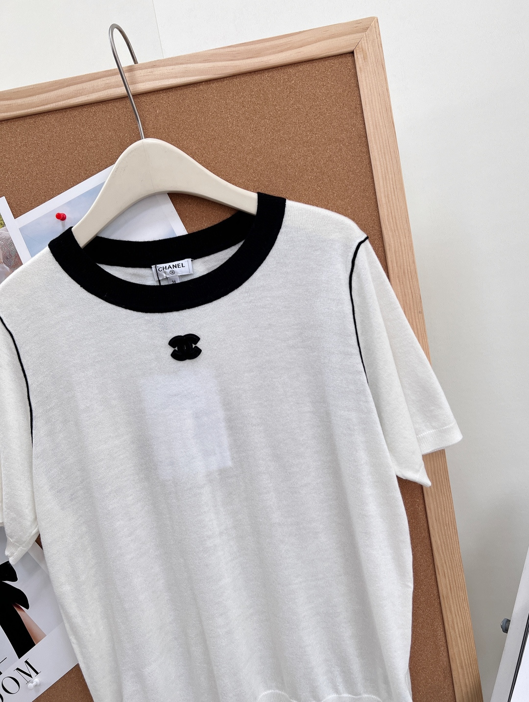 🆕CHANEL 26夏季新品撞色圆领针织短袖，极简轻奢气质款上线。春夏刚需基础针织上衣，黑白、藏青双色齐