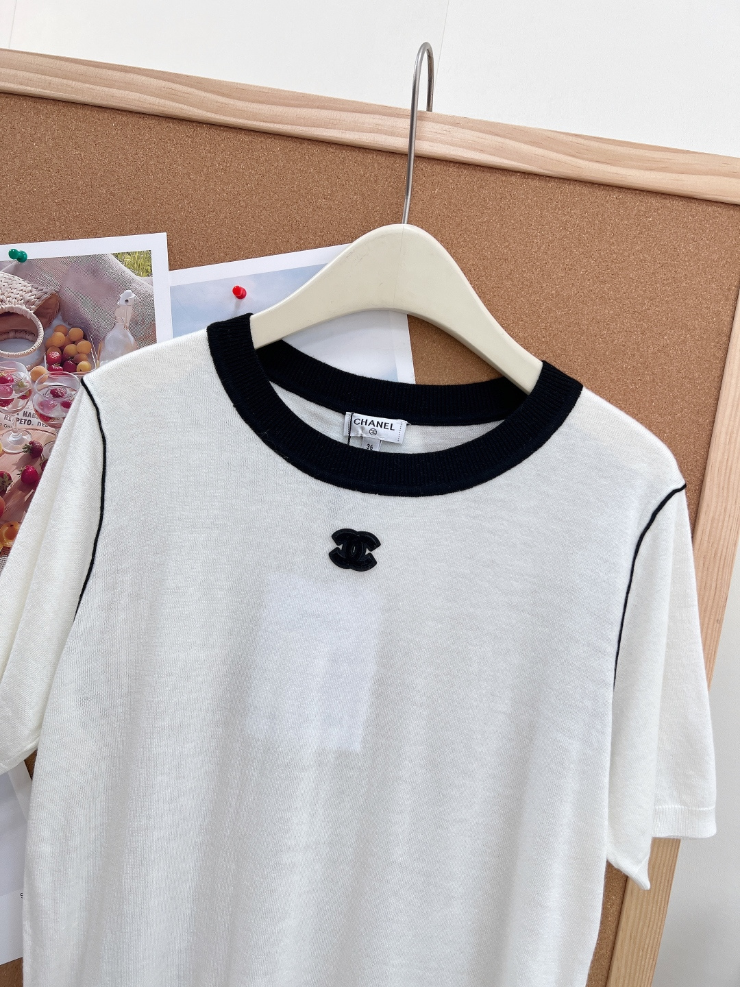 🆕CHANEL 26夏季新品撞色圆领针织短袖，极简轻奢气质款上线。春夏刚需基础针织上衣，黑白、藏青双色齐