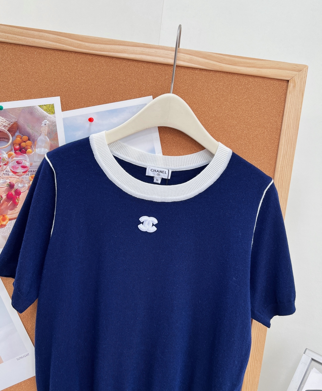 🆕CHANEL 26夏季新品撞色圆领针织短袖，极简轻奢气质款上线。春夏刚需基础针织上衣，黑白、藏青双色齐