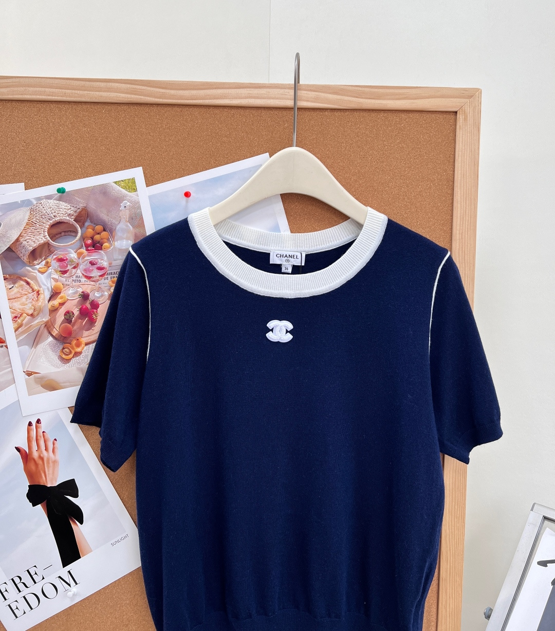 🆕CHANEL 26夏季新品撞色圆领针织短袖，极简轻奢气质款上线。春夏刚需基础针织上衣，黑白、藏青双色齐