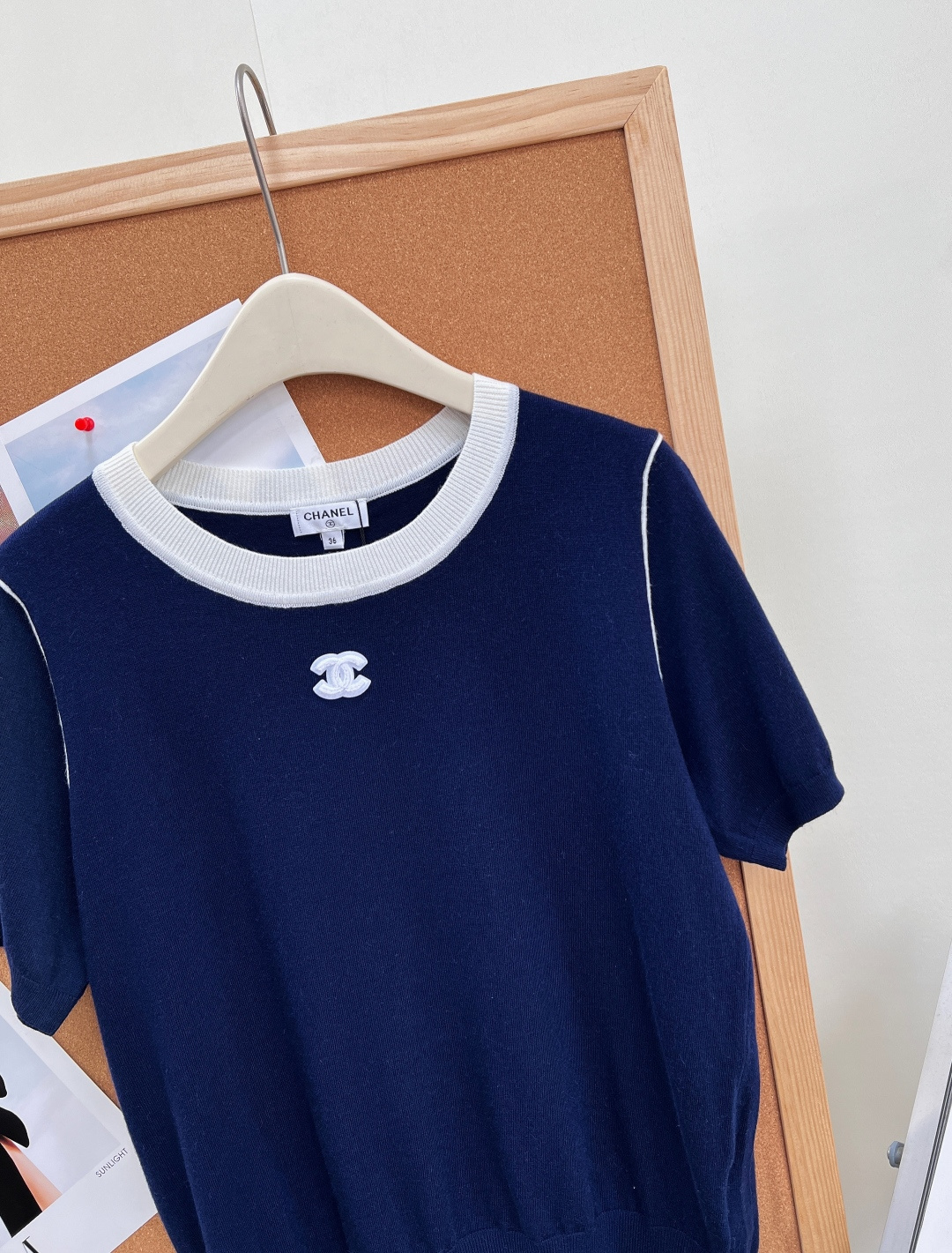 🆕CHANEL 26夏季新品撞色圆领针织短袖，极简轻奢气质款上线。春夏刚需基础针织上衣，黑白、藏青双色齐