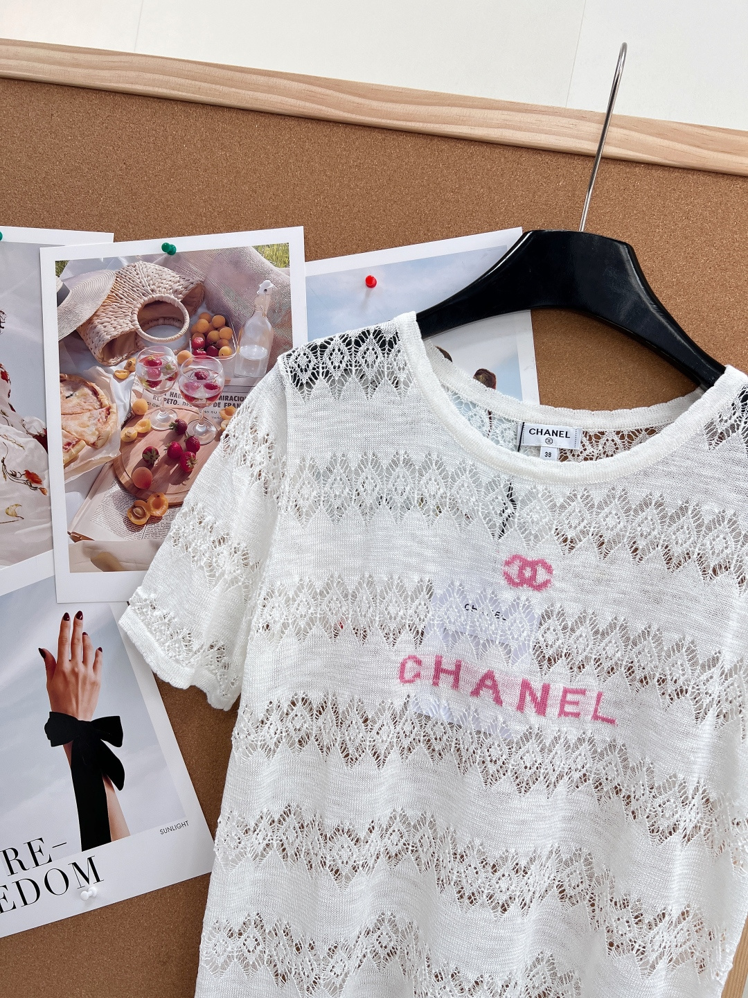 🆕CHANEL26SS夏季限定镂空针织短袖｜温柔氛围感纯欲天花板整件采用横向菱格镂空蕾丝针织织法，层层菱