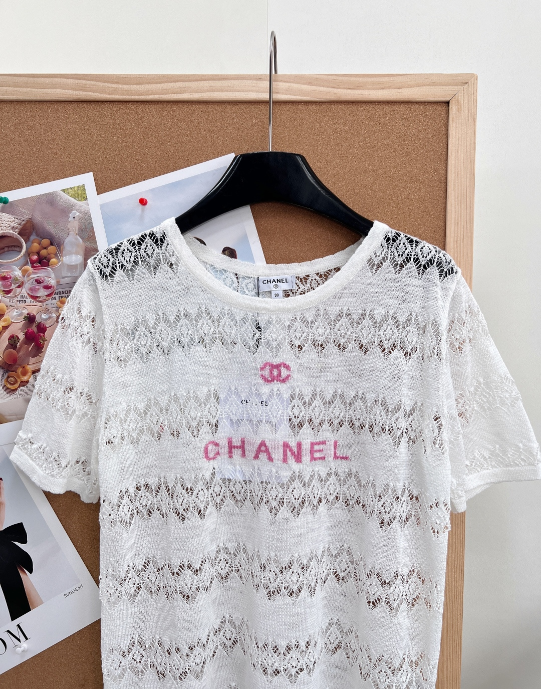 🆕CHANEL26SS夏季限定镂空针织短袖｜温柔氛围感纯欲天花板整件采用横向菱格镂空蕾丝针织织法，层层菱