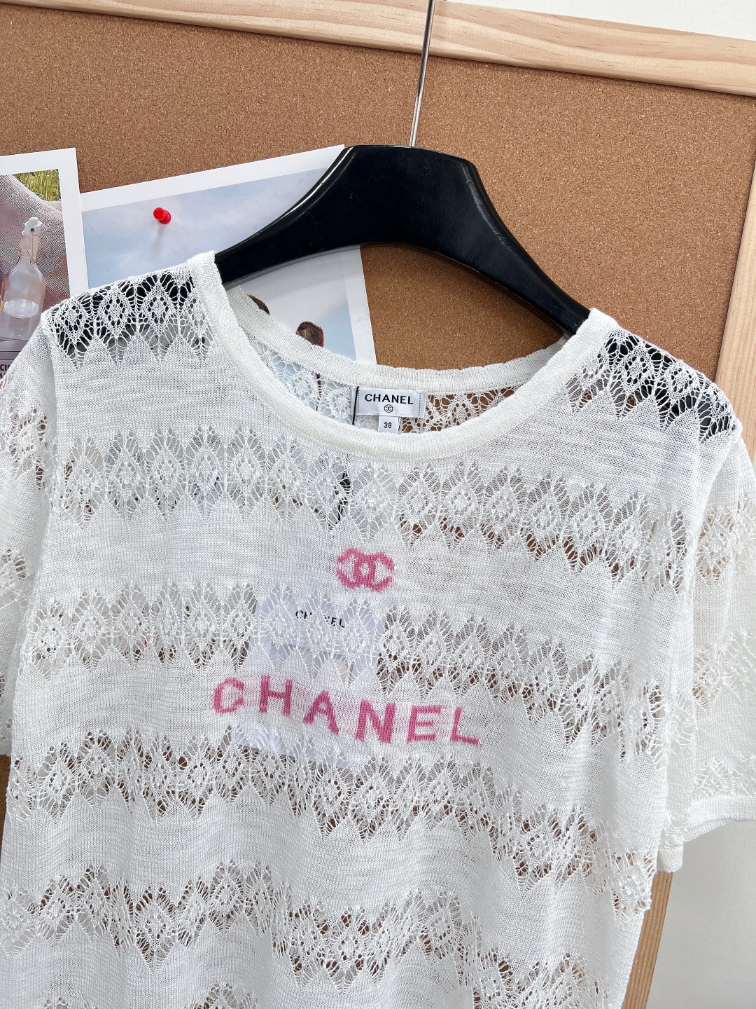 🆕CHANEL26SS夏季限定镂空针织短袖｜温柔氛围感纯欲天花板整件采用横向菱格镂空蕾丝针织织法，层层菱