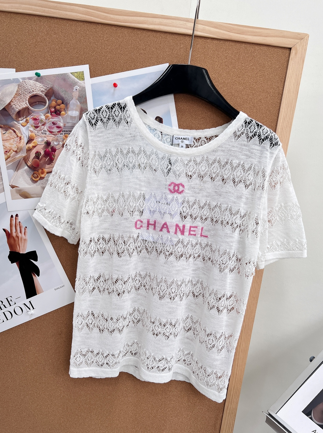 🆕CHANEL26SS夏季限定镂空针织短袖｜温柔氛围感纯欲天花板整件采用横向菱格镂空蕾丝针织织法，层层菱