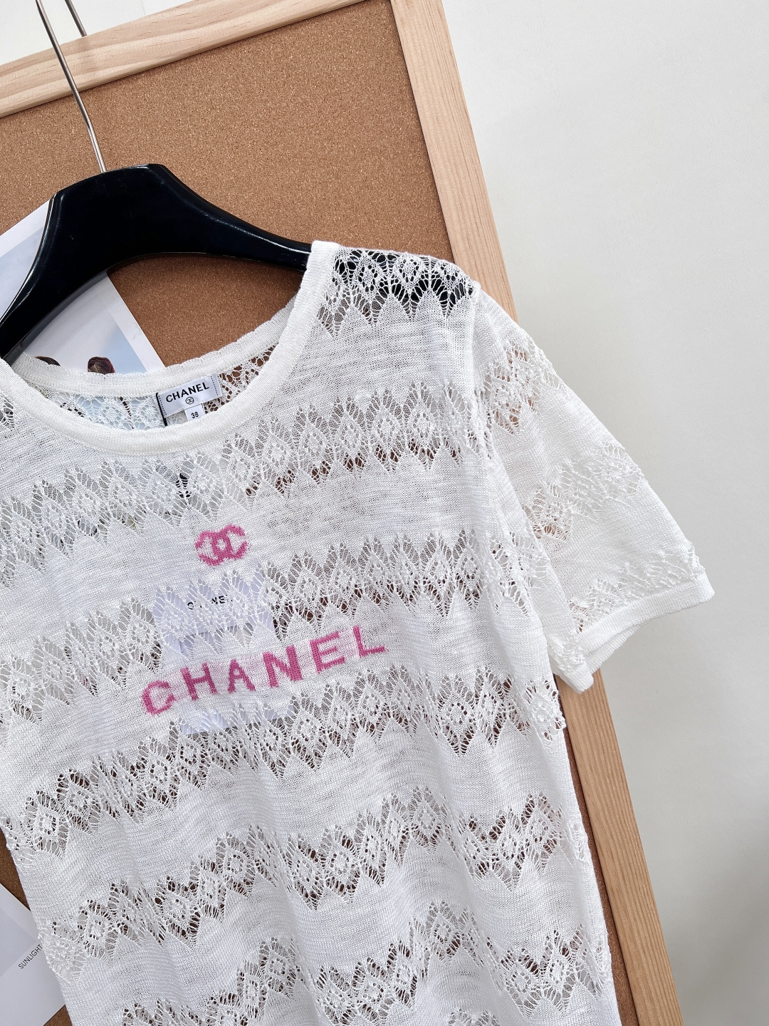 🆕CHANEL26SS夏季限定镂空针织短袖｜温柔氛围感纯欲天花板整件采用横向菱格镂空蕾丝针织织法，层层菱