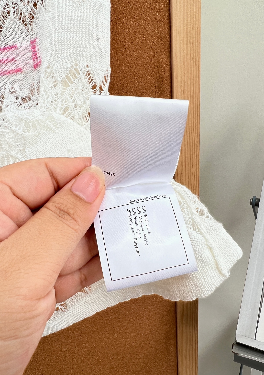 🆕CHANEL26春夏新品字母提花针织吊带，一眼沦陷的温柔白调！通体菱形镂空织纹，通透轻薄针织面料，透气