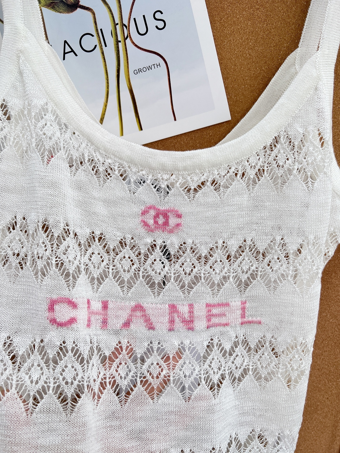 🆕CHANEL26春夏新品字母提花针织吊带，一眼沦陷的温柔白调！通体菱形镂空织纹，通透轻薄针织面料，透气