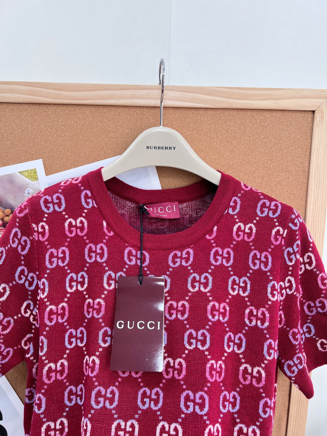 🆕Gucci26新款渐变老花红底针织短袖，复古红调老花针织短袖，谁穿谁显贵。浓郁酒红基底自带冷白皮滤镜，