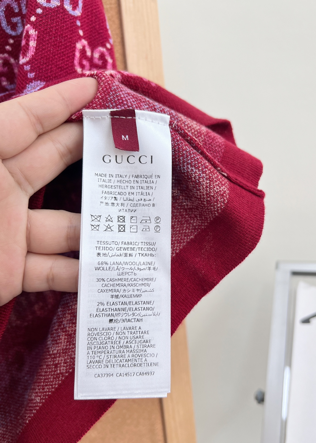 🆕GUCCI26春夏新款渐变老花系列针织工字背心，延续同系列复古红调设计语言，打造四季百搭针织单品。甄选