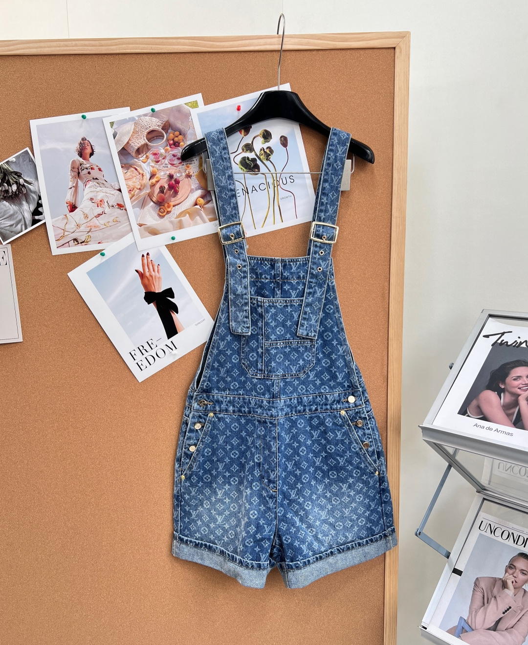 🆕LOUIS VUITTON26SS新品满印老花水洗牛仔背带短裤。复古少女感封神！经典中蓝水洗牛仔面料，