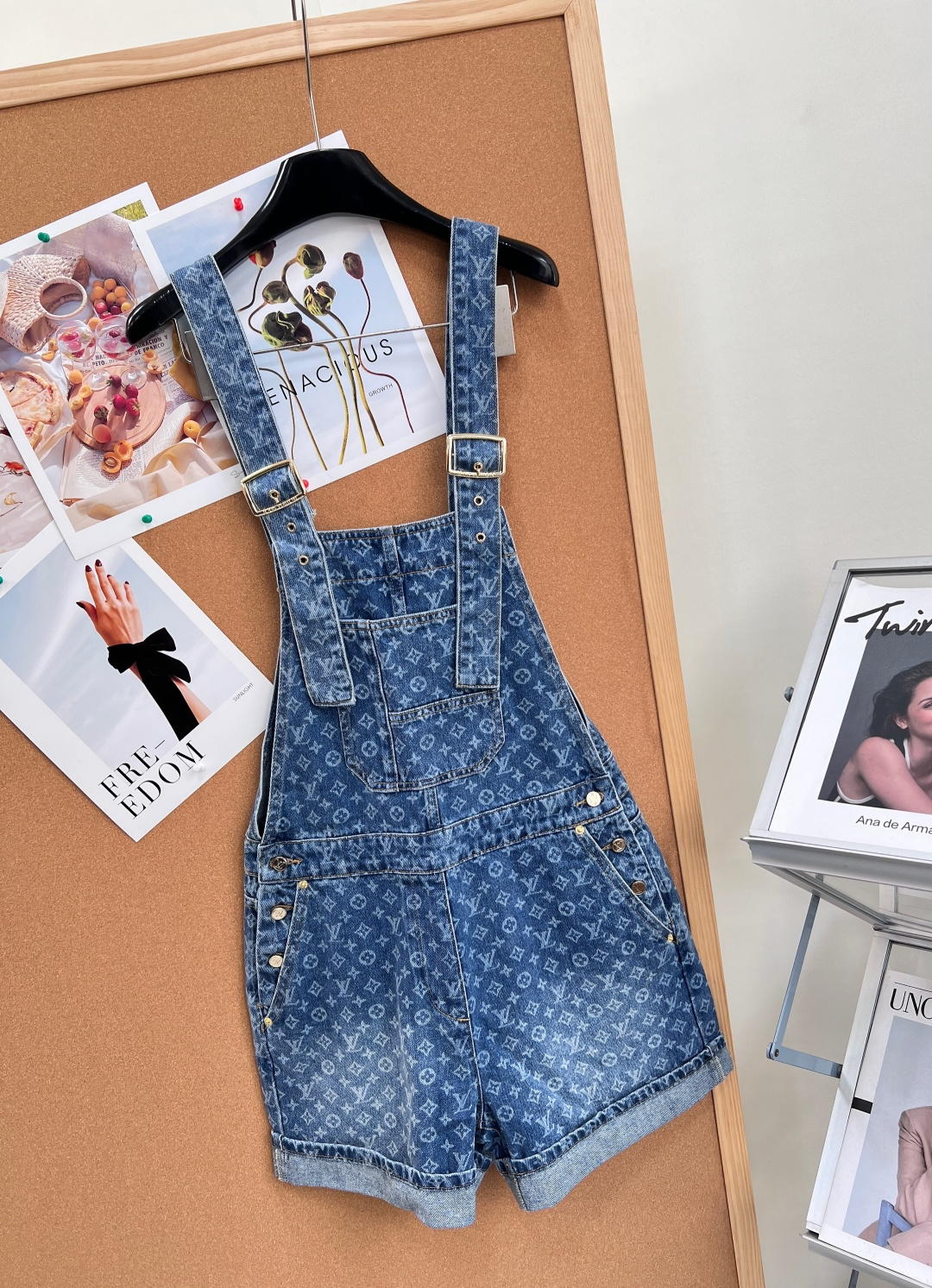 🆕LOUIS VUITTON26SS新品满印老花水洗牛仔背带短裤。复古少女感封神！经典中蓝水洗牛仔面料，