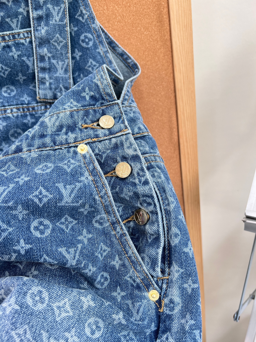 🆕LOUIS VUITTON26SS新品满印老花水洗牛仔背带短裤。复古少女感封神！经典中蓝水洗牛仔面料，