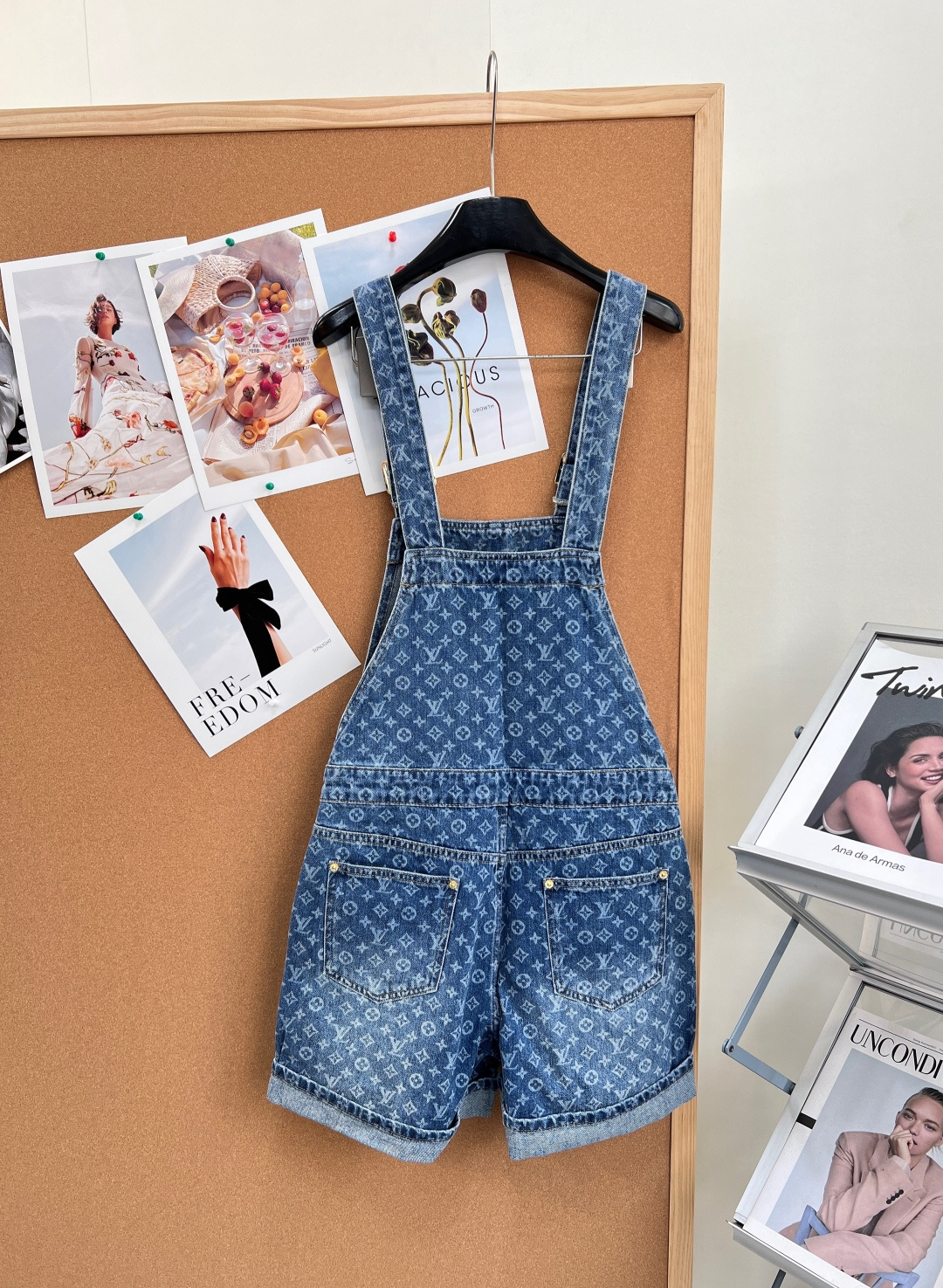 🆕LOUIS VUITTON26SS新品满印老花水洗牛仔背带短裤。复古少女感封神！经典中蓝水洗牛仔面料，