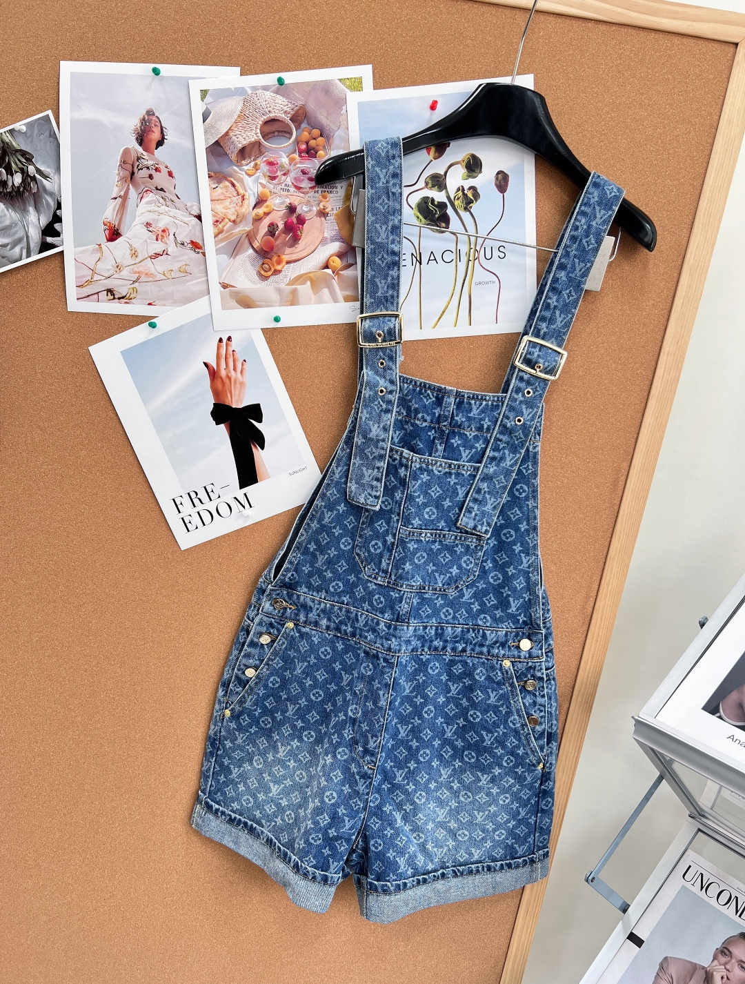 🆕LOUIS VUITTON26SS新品满印老花水洗牛仔背带短裤。复古少女感封神！经典中蓝水洗牛仔面料，