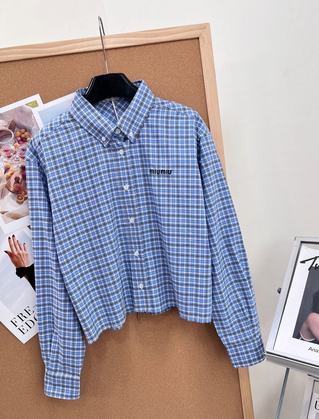 🆕MIU MIU经典款miu系甜妹本命蓝格衬衫上新💙把松弛学院风穿在身上，清爽蓝调细格纹自带清爽滤镜，经