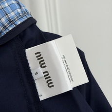 🆕Miu Miu字母刺绣拼接藏青格纹腰百褶短裙。甜妹学院天花板,经典藏青色自带复古学院滤镜,腰头暗藏蓝白 🆕Miu Miu字母刺绣拼接藏青格纹腰百褶短裙。甜妹学院天花板,经典藏青色自带复古学院滤镜,腰头暗藏蓝白