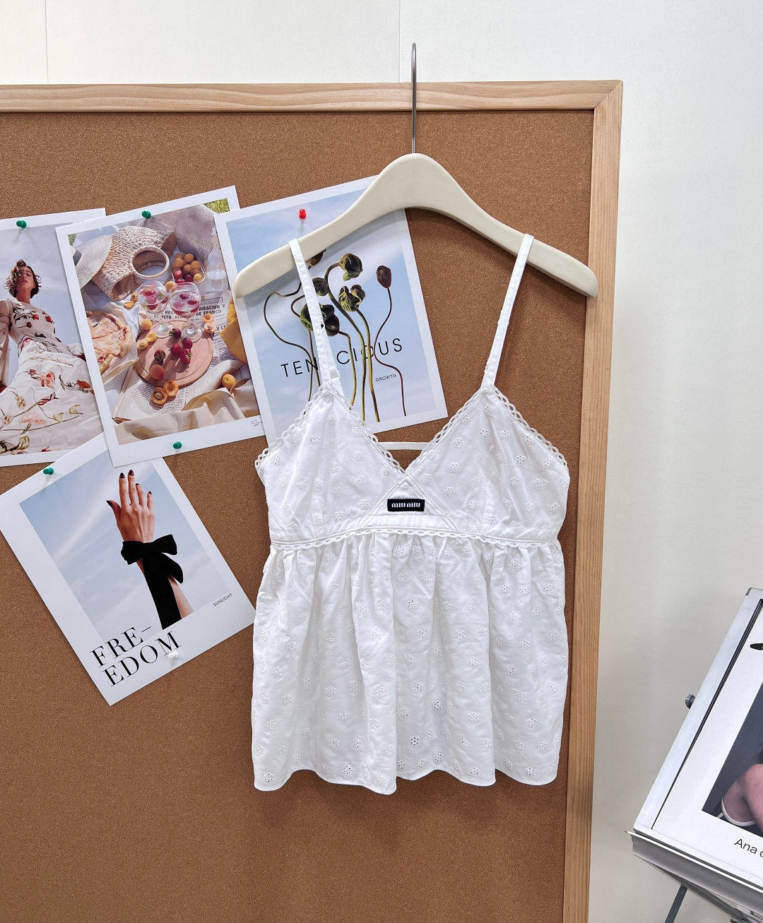 NO:871611,Miu Miu letter patch lace splicing doll camisole. Sweet and girly interior with ceiling. Selected breathable and skin-friendly linen blended cotton fabrics, all over the three-dimensional flower embroidery all over the body, the texture is delicate and soft, with a hazy and gentle texture. The edges of the V-neck are surrounded by hollow lace, and the edges are exquisitely hemmed without pricking the skin. The triangle of the chest is embellished with the brand's black woven label patch, which low-key highlights the brand recognition, and the small details show the exquisite style.  The thin adjustable sling is suitable for various shoulder widths, and the length can be adjusted freely to fit the body shape; the lace dividing line at the waist is connected to the loose baby hem, which closes the bust and spreads the skirt, hiding the flesh and making the body look slimmer. The short high-waisted doll shirt is cut to create a golden ratio by raising the waistline, making it friendly to small people.  The loose A-line hem perfectly covers the fat on the waist and abdomen, and is very tolerant for fat figures and those with a small belly; the deep V softly modifies the collarbone, shoulder and neck lines, and brings a sense of pure lust. Complete with three standards, large quantities of goods!  Size sml,,miumiu,skirts,gold,19860909Miu Miu字母贴片蕾丝拼接娃娃吊带背心.清甜少女感内搭天花板. 精选透气亲肤亚麻混纺棉感面料,满幅立体小花刺绣遍布衣身,肌理细腻柔和,自带朦胧温柔质感. V领边缘环绕镂空蕾丝花边,精致锁边不扎皮肤；胸口三角处缀品牌黑色织标贴片,低调凸显品牌辨识度,小细节尽显精致千金风. 细款可调节吊带,适配各种肩宽,自由调节长度贴合身形；腰部蕾丝分割线衔接宽松娃娃摆,收住上围同时散开裙摆,藏肉显瘦一绝. 短款高腰娃娃衫剪裁,拉高腰线打造黄金比例,小个子友好. 宽松A字下摆完美遮挡腰腹赘肉,对微胖、有小肚腩身材包容性极强；深V柔和修饰锁骨与肩颈线条,自带纯欲氛围感.三标齐全,大货出！ 尺码sml,,miumiu,skirts,gold,,Women's clothing