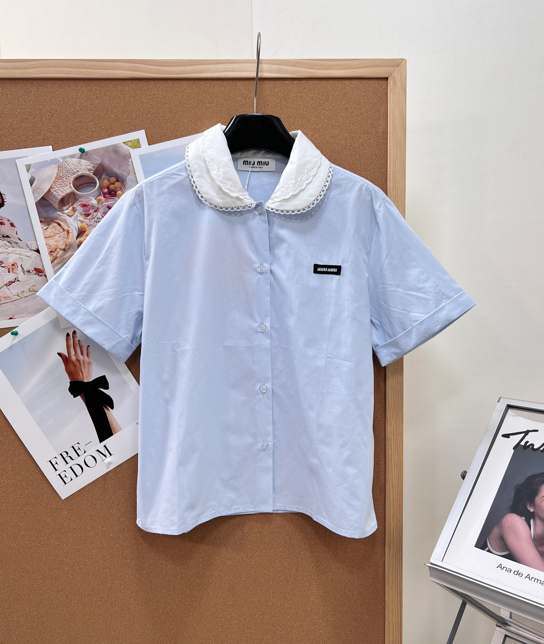 NO:871630,MiuMiu's new light blue lace doll collar short-sleeved shirt. The college daughter's gentle ceiling. Soft light sky blue tone, refreshing and clean with a spring and summer atmosphere. The fabric is made of smooth anti-wrinkle high-count cotton, which is breathable and skin-friendly and not easy to wrinkle. Daily care is worry-free.  The double-layer hollow embroidered lace doll collar is the soul of the whole piece. The wavy lace seams are exquisite and delicate, weakening the stiffness and giving the girl a sweet and girly temperament. The placket is matched with pearl-textured round buttons of the same color, which is gentle and harmonious. The black woven label miu miu logo on the left chest is low-key embellishment, simple and not exaggerated, and the brand recognition is just right. The cuffs are rolled and folded, neat and refreshing, and the short-sleeved version does not press the shoulders, and is friendly to slip-on and wide shoulders.  Slightly loose straight short version, the length just falls on the waistline. Paired with pleated skirts and high-waisted pants, it can easily increase the proportion of the body, without pressure for small people. The moderately loose margin can cover the small flesh of the waist and abdomen, not tight or bloated, and is suitable for all body shapes. The double-layer doll collar modifies the face lines, weakens the width of the jaw, and makes the face smaller. The soft round neck comes with a cute school girl filter. Complete with three standards, great product!  Size sml,,miumiu,skirts,shirts,T-shirt,19860909MiuMiu新款浅蓝蕾丝娃娃领短袖衬衫.学院千金温柔天花板.柔和浅天蓝色调,清爽干净自带春夏氛围感,面料选用顺滑抗皱高支棉,透气亲肤不易起皱,日常打理省心. 双层镂空刺绣花边娃娃领是整件灵魂,波浪蕾丝锁边精致细腻,弱化生硬感,拉满甜妹少女气质；门襟搭配同色系珍珠质感圆扣,温柔协调.左胸黑色织唛miu miu标识低调点缀,简约不浮夸,品牌辨识度恰到好处. 袖口做卷边翻折剪裁,利落清爽,短袖版型不压肩,对溜肩、宽肩都很友好. 微宽松直筒短款版型,长度刚好落在腰线位置,搭配百褶裙、高腰裤轻松拉高身材比例,小个子无压力；适度宽松余量能够遮住腰腹小肉肉,不紧绷不臃肿,各种身形都适配. 双层娃娃领修饰脸部线条,弱化下颌宽度,显脸小,柔和圆领自带乖巧学妹滤镜.三标齐全,大货出！ 尺码sml,,miumiu,skirts,shirts,T-shirt,,Women's clothing