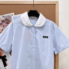 🆕MiuMiu新款浅蓝蕾丝娃娃领短袖衬衫。学院千金温柔天花板。柔和浅天蓝色调,清爽干净自带春夏氛围感,面 🆕MiuMiu新款浅蓝蕾丝娃娃领短袖衬衫。学院千金温柔天花板。柔和浅天蓝色调,清爽干净自带春夏氛围感,面