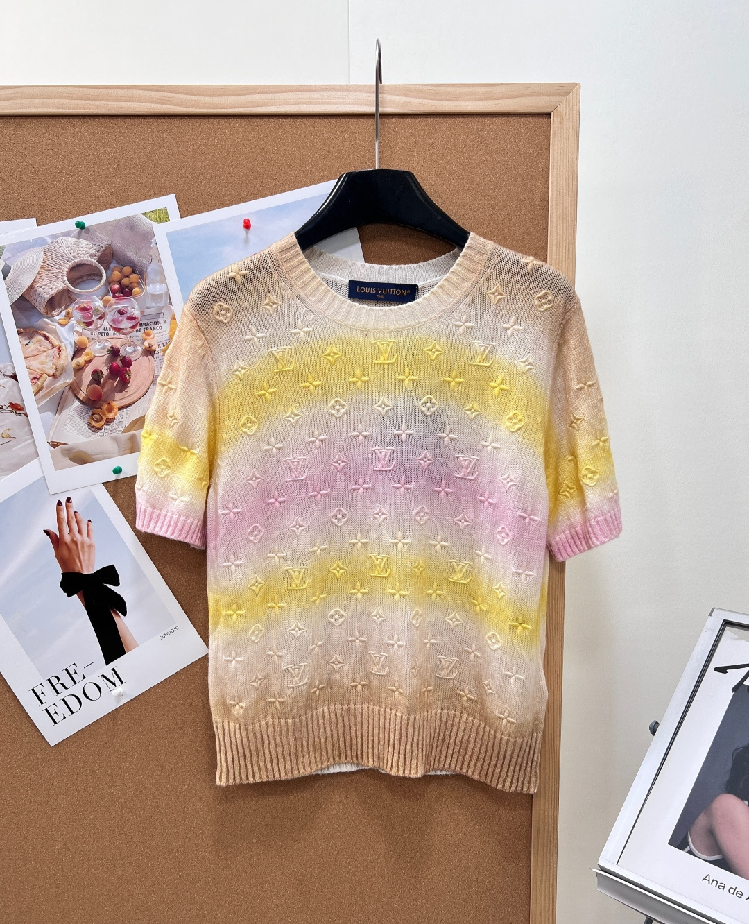 NO:871650,LOUIS VUITTON Resort Series Gradient Embossed Cashmere Knit Short Sleeve Wear the romance of spring macarons on the body. On the milky almond background, gentle pink and yellow gradients are blended, like a gentle transition of sunset, filling the dreamy atmosphere. The gradient of pink and yellow has no boundaries, as soft as watercolor blooming on cashmere. And LV's classic Monogram dark pattern is hidden in it, not competing for it, only showing a low-key three-dimensional texture when the light flows.  Select top-grade cashmere yarn for weaving. It is as soft and waxy as clouds, light and breathable without being stuffy on the skin. It has a high-end soft light drape, and the noble texture will be captured at a glance. The three-dimensional Monogram presbyopia is embossed on the whole body. The classic LV four-leaf flower and letter logo are convex. The texture layer is superb. The delicate pink is neutralized by the brightness of yellow. The overall color is bright but not dazzling. It is low-key and highly brand-recognizable. It looks gentle and elegant from a distance, and it is full of exquisite craftsmanship when looking up close.  Classic round neck + neat short-sleeved tailoring. Loose and slightly tapered short silhouette. Modify the shoulder and neck lines, hide the flesh and make the body look slimmer. Elegant and relaxed. Light luxury and gentle lady feel, suitable for daily life and occasions. Exclusive customized gradient tie-dye process. Creamy yellow and cherry blossom pink are naturally blended. Say goodbye to boring basic styles, with a gentle and girly feel. Full three-dimensional relief of presbyopia, 3D three-dimensional jacquard texture, high-end texture.  The upper body has the gentle and noble temperament of a young lady. It is luxurious but not ostentatious, and it is easy to grasp the French style of light luxury and relaxation ~ all three standards are complete, and the goods are sold in large quantities!  Size sml,,louis vuitton,louis vuitton,T-shirt,19860909LOUIS VUITTON Resort系列渐变浮雕山羊绒针织衫短袖 把春日马卡龙浪漫穿在身上 奶杏底色之上,温柔粉黄渐变晕染 像日落晚霞般柔和过渡,梦幻氛围感拉满 粉与黄的渐变毫无界限,柔和得仿佛水彩在羊绒上晕染开来.而LV经典的Monogram暗纹隐于其间,不争不抢,只在光线流转时浮现出低调的立体纹理 甄选顶级山羊绒纱线织造 上手软糯如云, 轻盈透气不闷肤,自带高级柔光垂坠感,显贵质感一眼沦陷 通体立体浮雕Monogram老花 经典LV四叶花、字母标识凸起呈现 肌理层次超绝,粉色的娇嫩被黄色的明媚中和,整体色调亮眼却不刺目,低调又极具品牌辨识度 远看温柔雅致,近看全是精致匠心 经典圆领+利落短袖剪裁 宽松微收的短款廓形 修饰肩颈线条, 藏肉显瘦不挑身材,优雅又松弛 轻奢温柔名媛感,日常与场合都能稳稳拿捏 独家定制渐变扎染工艺 奶黄与樱花粉自然晕染融合 告别沉闷基础款,温柔少女感爆棚 满幅立体浮雕老花,3D立体提花肌理,质感高级炸裂 上身就是温柔贵气的大小姐气质 奢而不张扬,轻松拿捏法式轻奢松弛感～三标齐全,大货出！ 尺码sml,,louis vuitton,louis vuitton,T-shirt,,Women's clothing