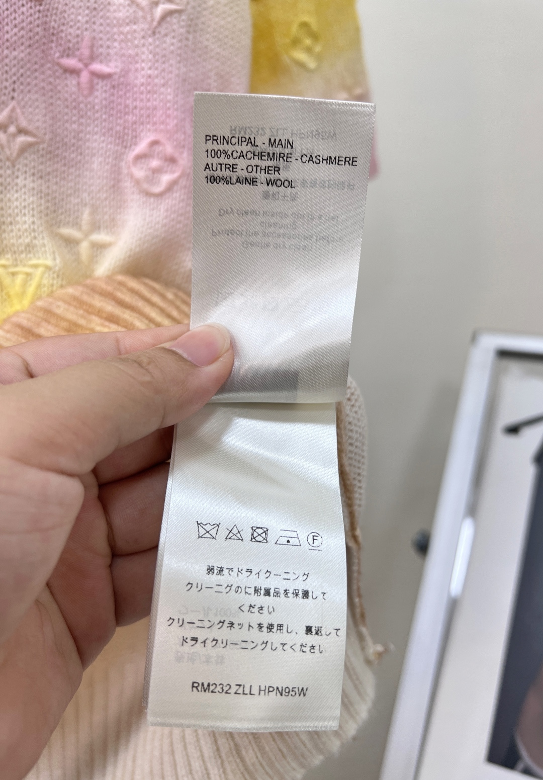 🆕LOUIS VUITTON Resort系列渐变浮雕山羊绒针织衫短袖把春日马卡龙浪漫穿在身上 奶杏底色 🆕LOUIS VUITTON Resort系列渐变浮雕山羊绒针织衫短袖把春日马卡龙浪漫穿在身上 奶杏底色
