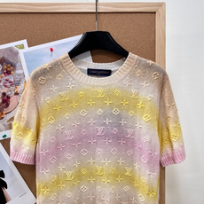 🆕LOUIS VUITTON Resort系列渐变浮雕山羊绒针织衫短袖把春日马卡龙浪漫穿在身上 奶杏底色 🆕LOUIS VUITTON Resort系列渐变浮雕山羊绒针织衫短袖把春日马卡龙浪漫穿在身上 奶杏底色