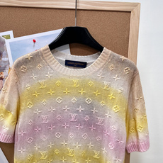 🆕LOUIS VUITTON Resort系列渐变浮雕山羊绒针织衫短袖把春日马卡龙浪漫穿在身上 奶杏底色 🆕LOUIS VUITTON Resort系列渐变浮雕山羊绒针织衫短袖把春日马卡龙浪漫穿在身上 奶杏底色