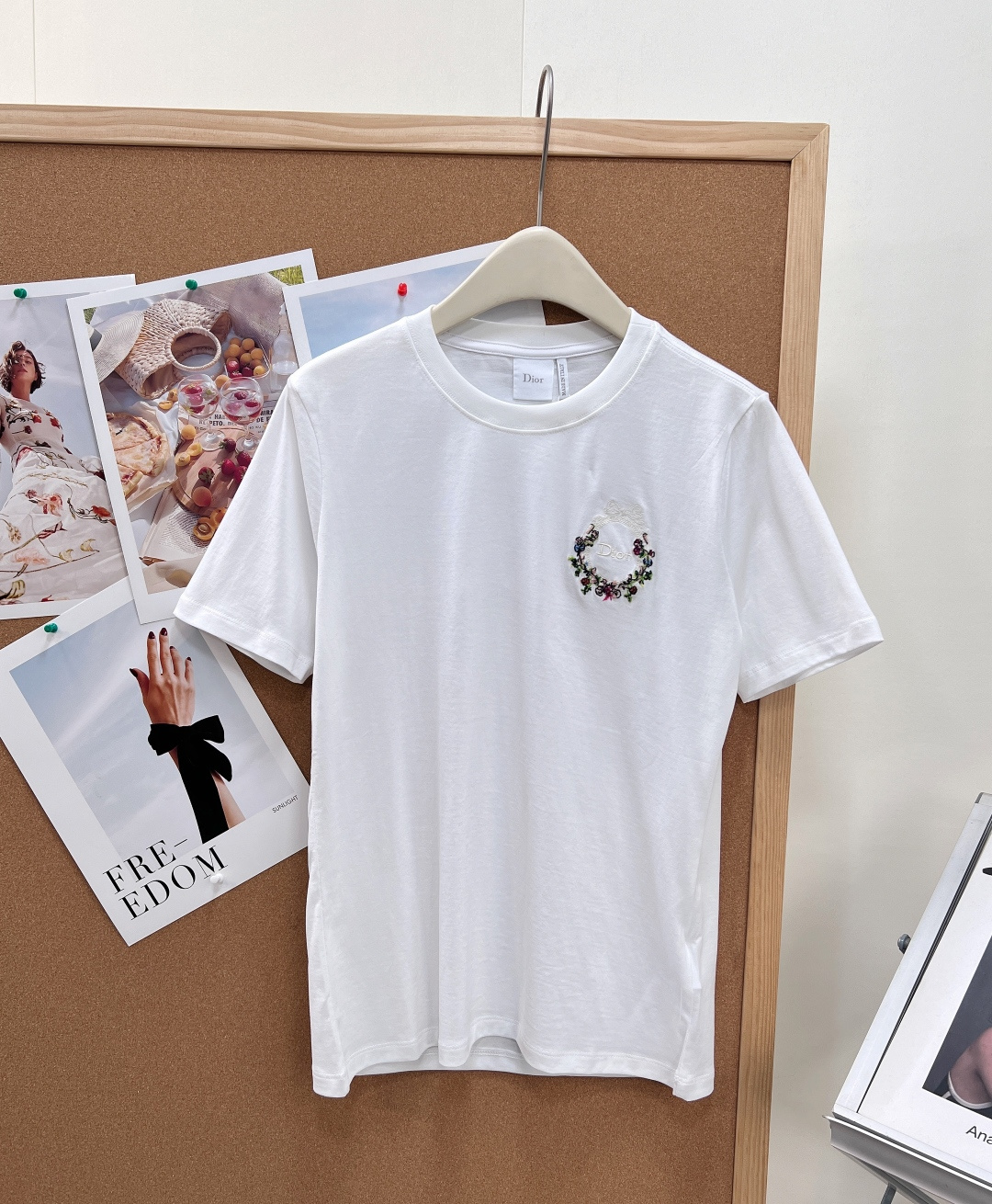 NO:871581,DIOR short-sleeved T-shirt with embroidered badge on the chest. A pure white basic that will never go out of style, but full of Dior’s exclusive exquisite style. Selected high-count combed cotton fabric that feels soft and skin-friendly. Classic and simple round neck design fits the neck line and modifies the proportions of the head and face. It is comfortable to wear and take off every day. Exclusive vintage wreath badge embroidery on the chest. Three-dimensional and neat threads, the brand logo is low-key and exquisite, just the right sense of nobility and luxury. Clean and relaxed shoulders.  Just the right amount to hide the flesh, making you look slim without being bloated. The upper body is casual and lazy, neat and elegant. It can be worn for daily commuting, shopping and dating, and leisure travel. Pure and high-end off-white background color, clean and elegant. Garland badge embroidery on the chest, low-key luxury and recognizable. High-weight cotton fabric, breathable and skin-friendly, online texture, slightly loose slim fit, tolerant of all body types, clean and elegant at first glance | Pure cream white background, gentle and brightening the skin tone  The hand-made vintage embroidered badge on the chest is exquisitely hemmed, and the brand heritage is engraved in a low-key manner. The white T-shirt can be worn with eyes closed. One piece can provide a high-end look for the entire summer, a classic and versatile style that will never go out of style!  Three standards are complete, two colors are outstanding!  Size sml,,dior,dior,T-shirt,tees,t-shirt,19860909DIOR 胸口刺绣徽章短袖T恤 永远不会过时的纯白基础款,却藏满迪奥专属精致格调 甄选高支精梳棉面料触感软糯亲肤 经典简约圆领设计 贴合颈部线条,修饰头脸比例 日常穿脱舒适自在 胸口专属复古花环徽章刺绣 立体工整走线,品牌标识低调精致,恰到好处的显贵高级感 利落正肩微宽松版型 恰到好处的余量,藏肉显瘦不臃肿 上身随性慵懒,利落又大气 日常通勤、逛街约会、休闲出行都能穿 纯净高级米白底色 干净又显气质 胸口花环徽章刺绣 低调奢华辨识度拉满 高克重棉质面料 透气亲肤 质感在线 微宽松修身剪裁 包容各种身材 一眼干净显贵｜纯净奶油白底色,温柔又提亮肤色 胸前手工感复古刺绣徽章 精致锁边,低调镌刻品牌底蕴 白T控闭眼冲,一件就能承包整个夏天的高级感经典百搭不过时！三标齐全,两色出！ 尺码sml,,dior,dior,T-shirt,tees，t-shirt,,Women's clothing