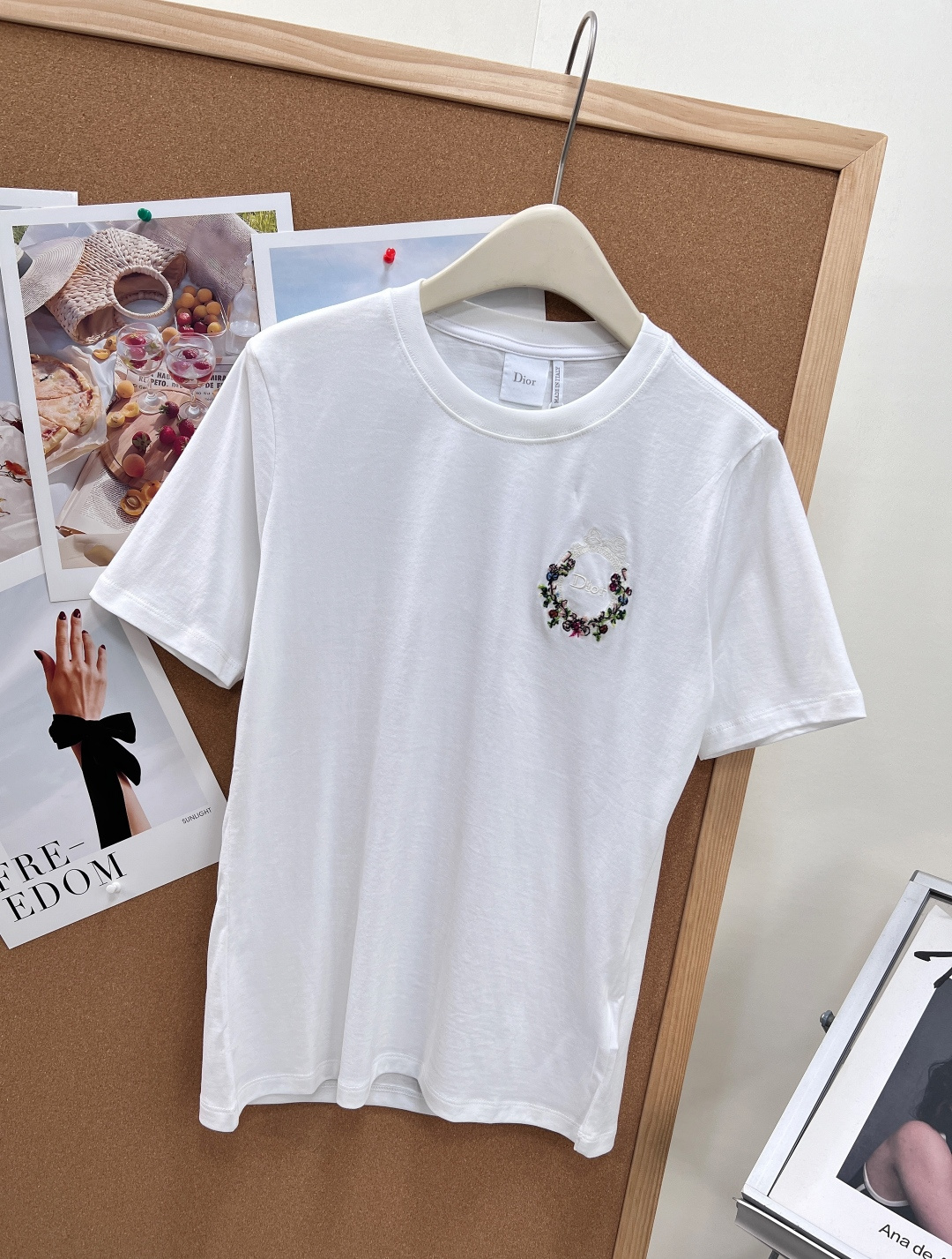 🆕DIOR 胸口刺绣徽章短袖T恤永远不会过时的纯白基础款，却藏满迪奥专属精致格调✨甄选高支精梳棉面料触感