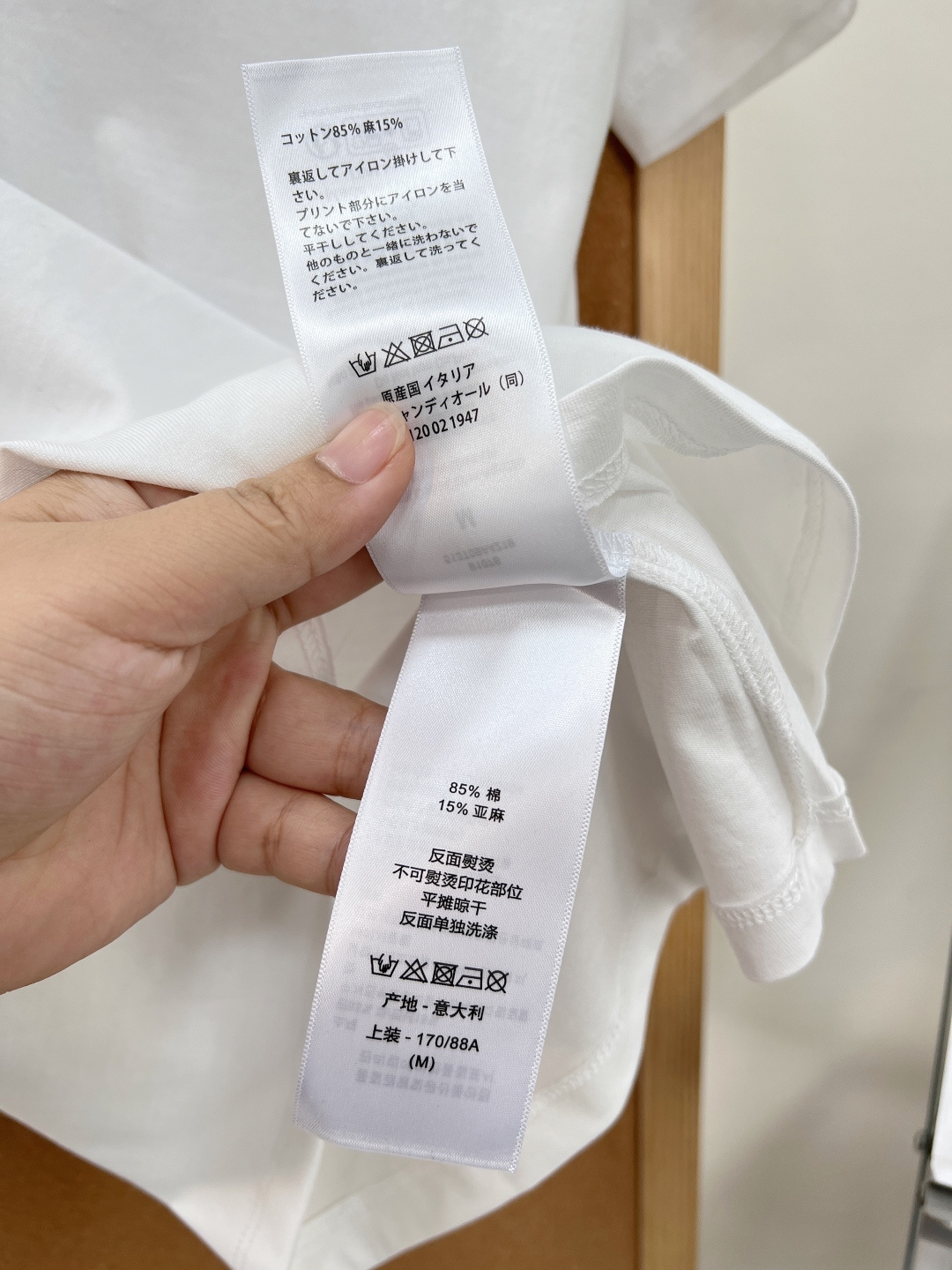 🆕DIOR 胸口刺绣徽章短袖T恤永远不会过时的纯白基础款，却藏满迪奥专属精致格调✨甄选高支精梳棉面料触感