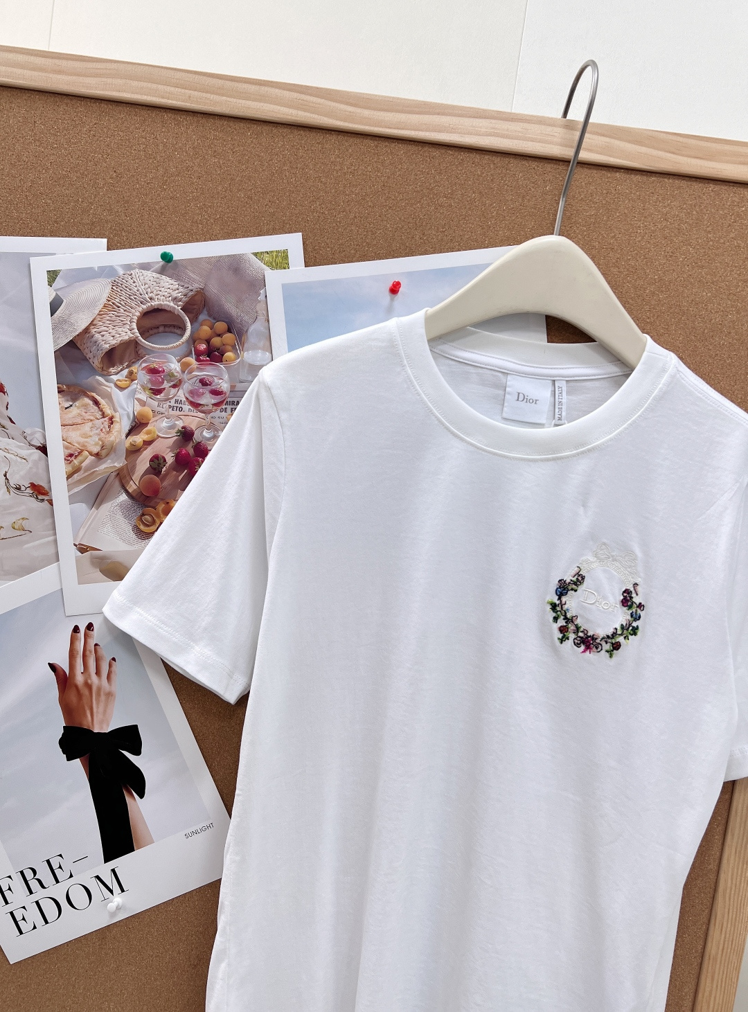 🆕DIOR 胸口刺绣徽章短袖T恤永远不会过时的纯白基础款，却藏满迪奥专属精致格调✨甄选高支精梳棉面料触感