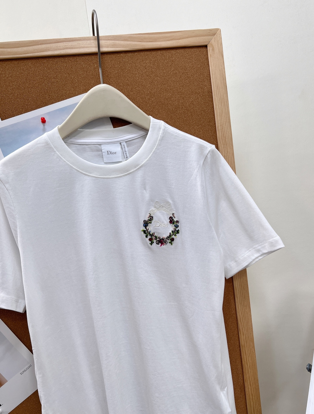 🆕DIOR 胸口刺绣徽章短袖T恤永远不会过时的纯白基础款，却藏满迪奥专属精致格调✨甄选高支精梳棉面料触感
