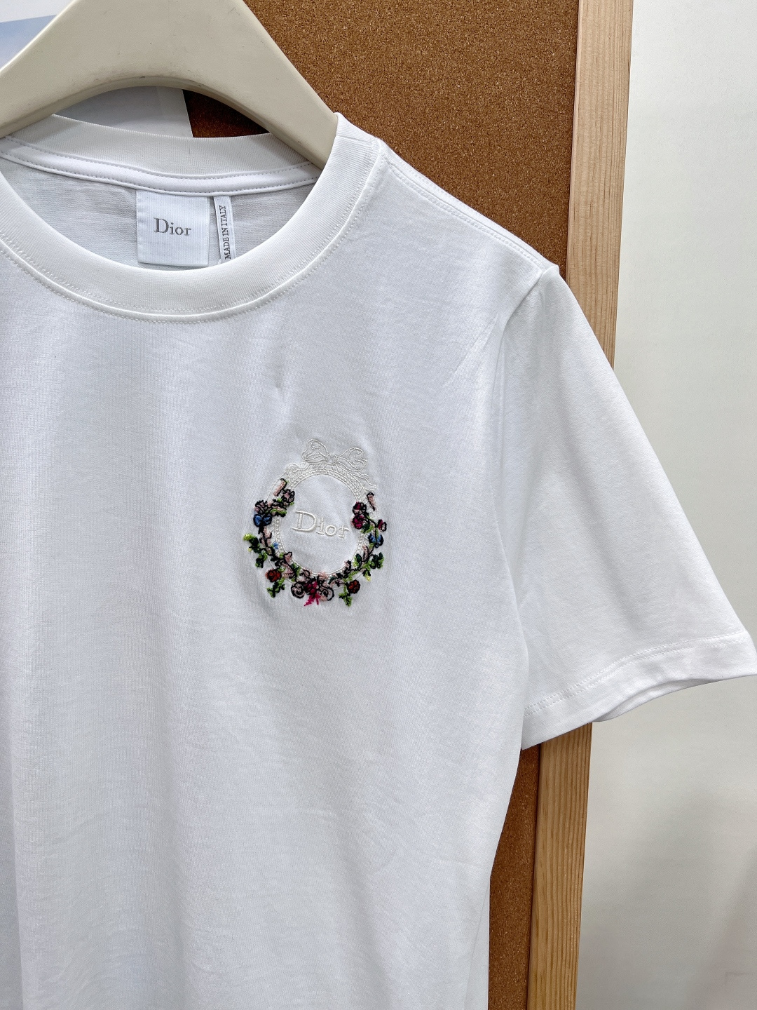 🆕DIOR 胸口刺绣徽章短袖T恤永远不会过时的纯白基础款，却藏满迪奥专属精致格调✨甄选高支精梳棉面料触感